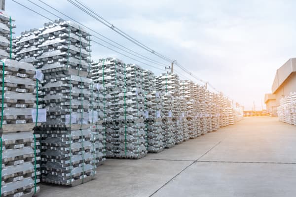 LME aluminium price rises above 1% as stocks drop to 246,825t on August 26