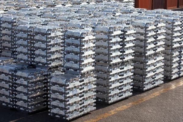 Most-traded cast aluminium futures contract jumped initially and then pulled back overnight; the spot market maintained a fluctuating trend rangebound