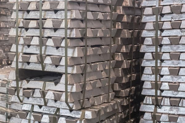 The most-traded SHFE aluminium contract approached the critical level of 20,000, with processing fees under pressure, pulling back amidst generally sluggish trading volume