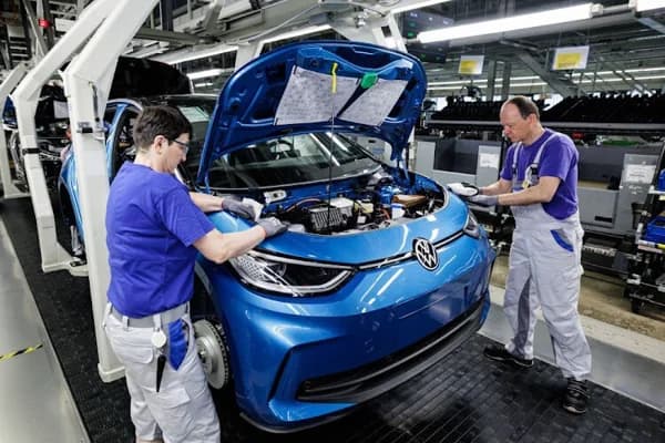 EU faces pressure from auto hubs over looming emissions fines