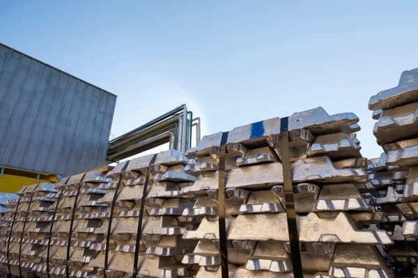 US Treasury yields rise, pressuring aluminium prices to consolidate at highs amid mixed signals