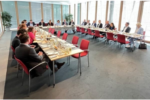 Für eine starke Aluminium-Kreislaufwirtschaft in Deutschland – NRW-Wirtschaftsministerin Mona Neubaur im Dialog mit der Deutschen Aluminium-Allianz