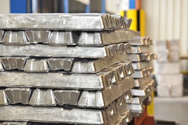 The most-traded SHFE aluminium contract increased in positions and rose overnight, with short-term import losses widening