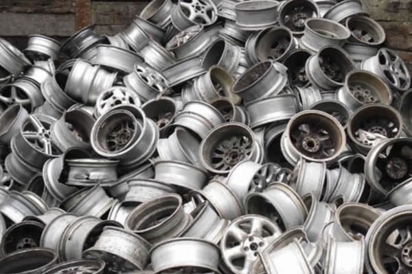 The centre of overnight cast aluminium alloy prices moved up again, with sluggish spot cargo transactions