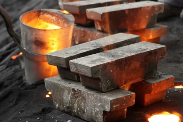 The main theme of domestic favourable macro front remains unchanged, SHFE aluminium prices showed a ‘v-shaped’ rebound today