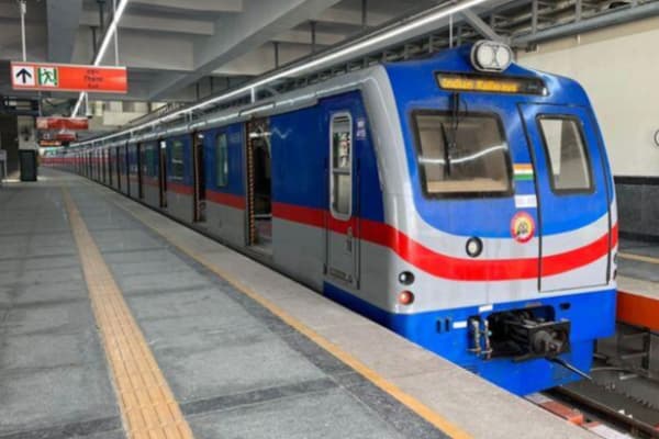 Kolkata Metro Rail starts installing aluminium third rail; completes 200-metre-long corridor overnight
