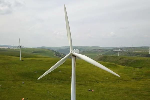 Baotou Aluminum installs the first wind turbine of renewable energy power plant project in Damaoqi, Inner Mongolia