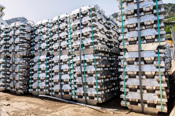 Aluminium prices consolidate ahead of National Day holiday; watch for post-holiday inventory buildup and concentrated arrivals risks