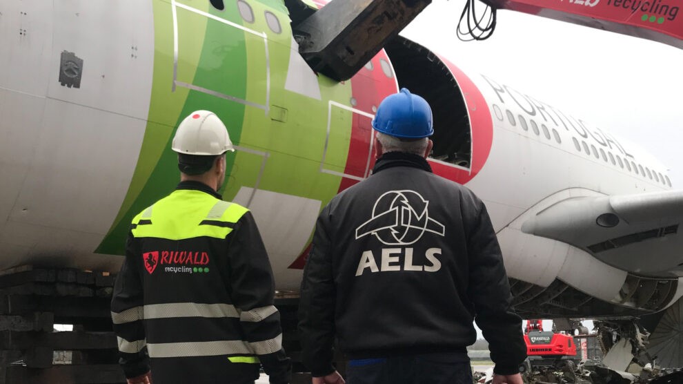 AELS and Riwald together demolish and recycle aircraft