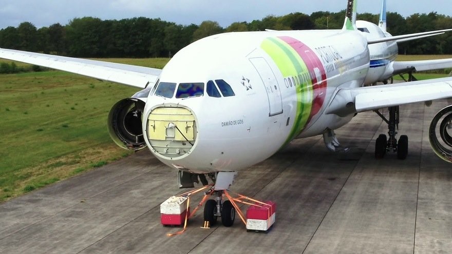 AELS and Riwald together demolish and recycle aircraft