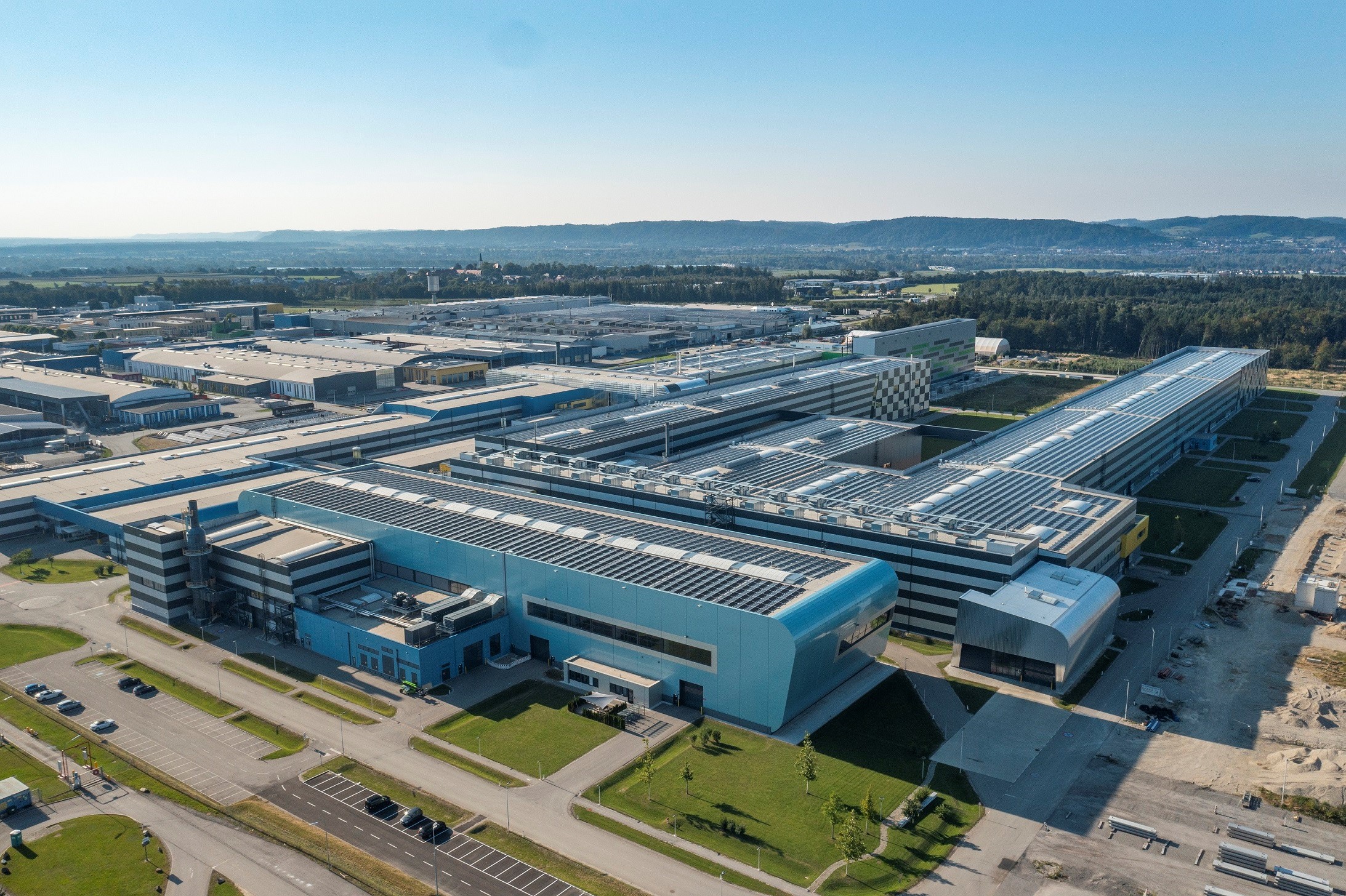 AMAG presents path to climate neutrality and sets into operation Austria's largest rooftop photovoltaic system