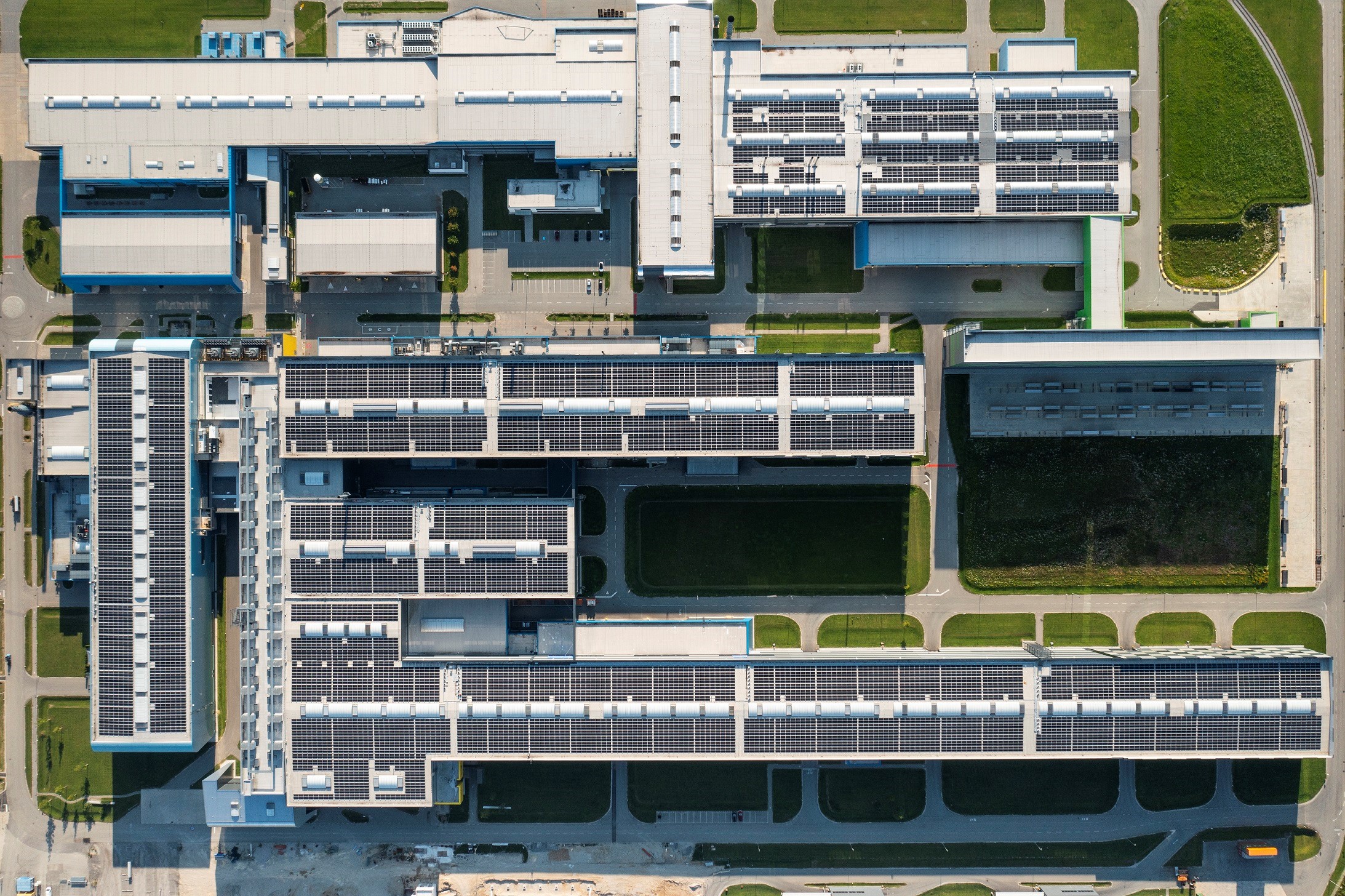 AMAG presents path to climate neutrality and sets into operation Austria's largest rooftop photovoltaic system