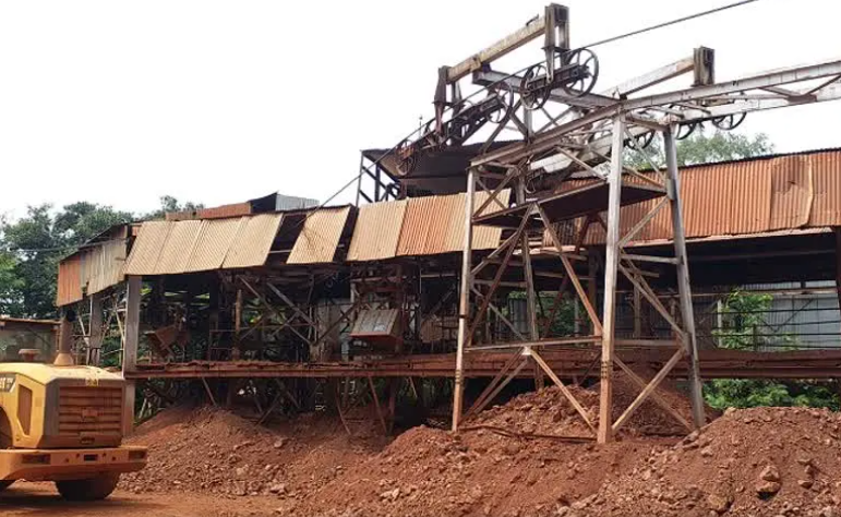 Lohardaga Bauxite dumping Yard workers agitated on being unwaged 