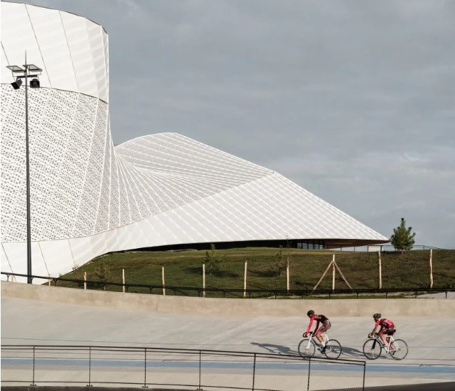 Hérault Arnod finishes construction of the aluminium-clad sports centre in France