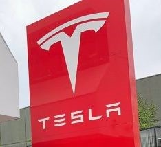 Tesla unveils its Qi device wireless charging platform featuring aluminium housing
