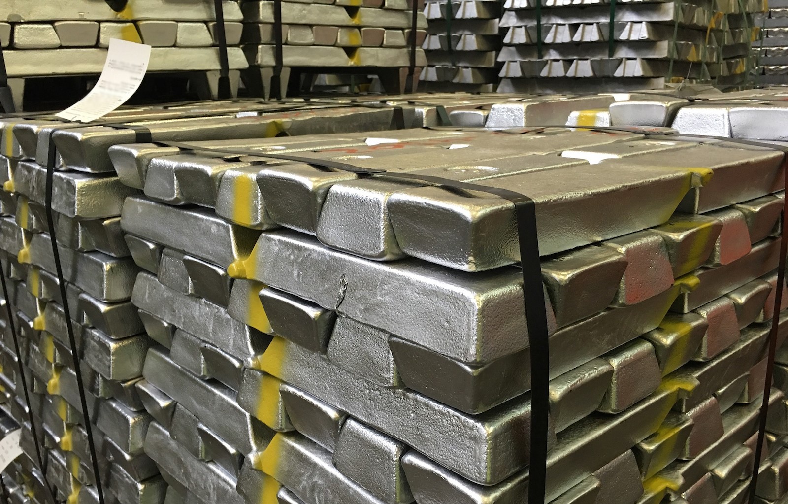 A00 aluminium ingot price closes the week with a hike of RMB90/t; Alumina price slips by RMB2/t