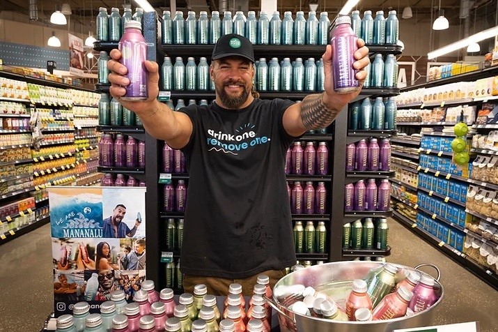 Jason Momoa distributes Mananalu aluminium water bottles at the Whole Foods Market in Orlando