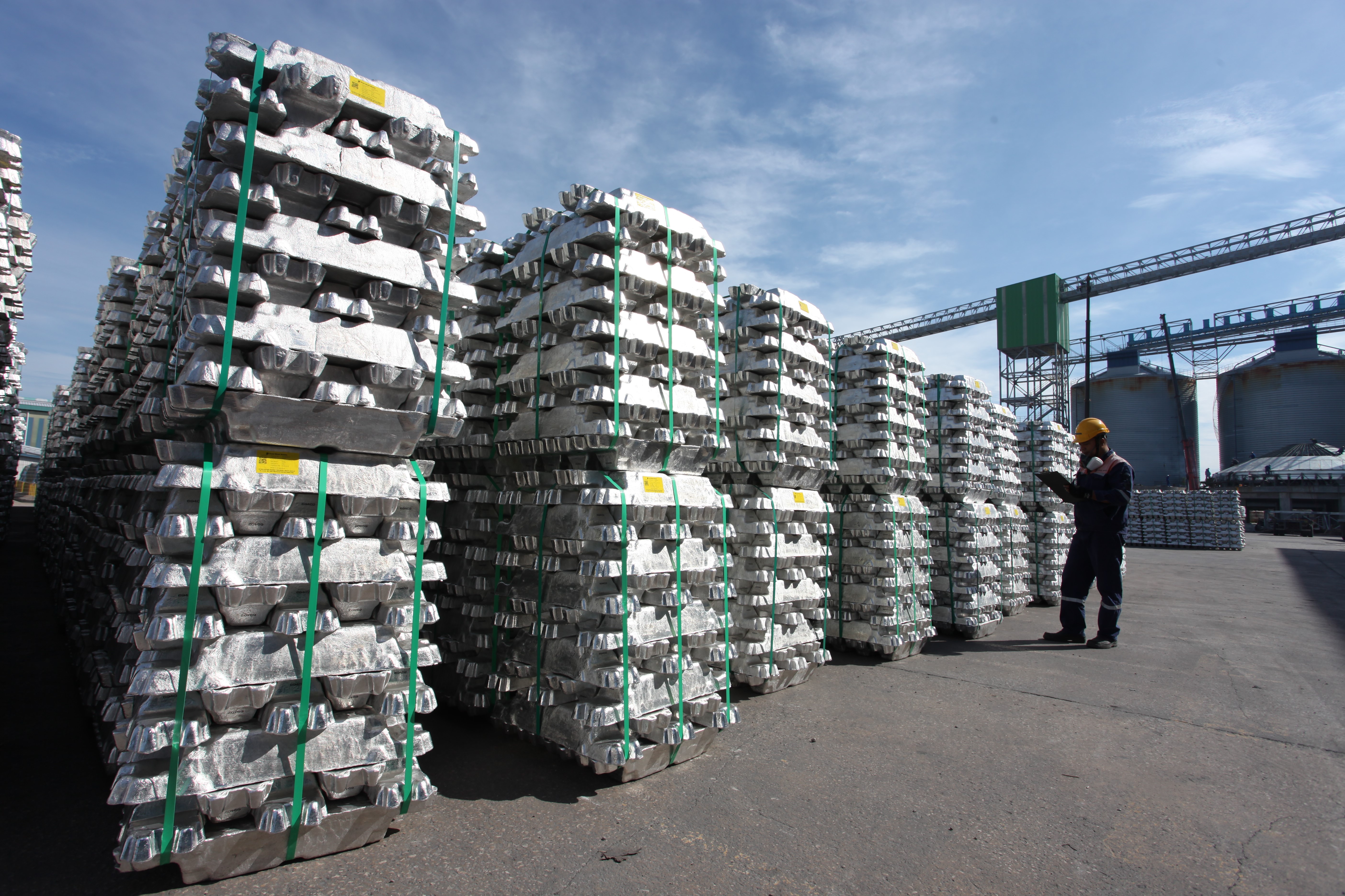 China’s A00 aluminium ingot price closes the week with a decline of RMB90/t; Low carbon aluminium price slips by RMB79/t