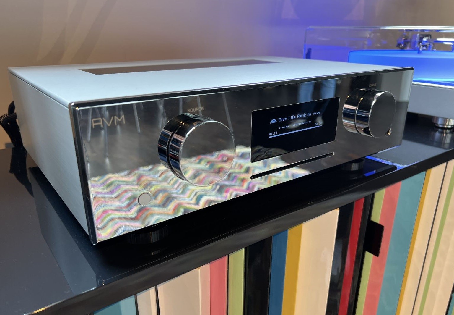 Silver anodized aluminium front panel of CB 2.3 blends perfectly with any home décor