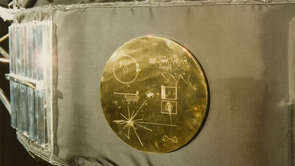 Nasa's Voyager 2 in aluminium casing transmits 