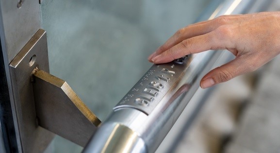 CFK uses Constellium’s aluminium alloy to create braille handrail signs for German railways 