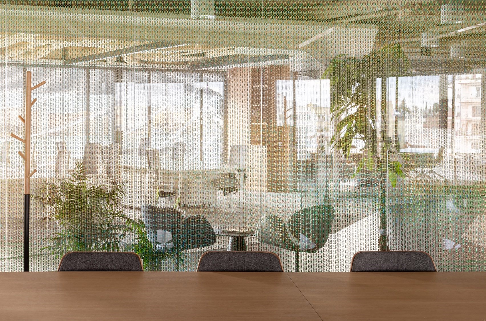 Kriskadecor uses aluminium chains for insulated interior decoration