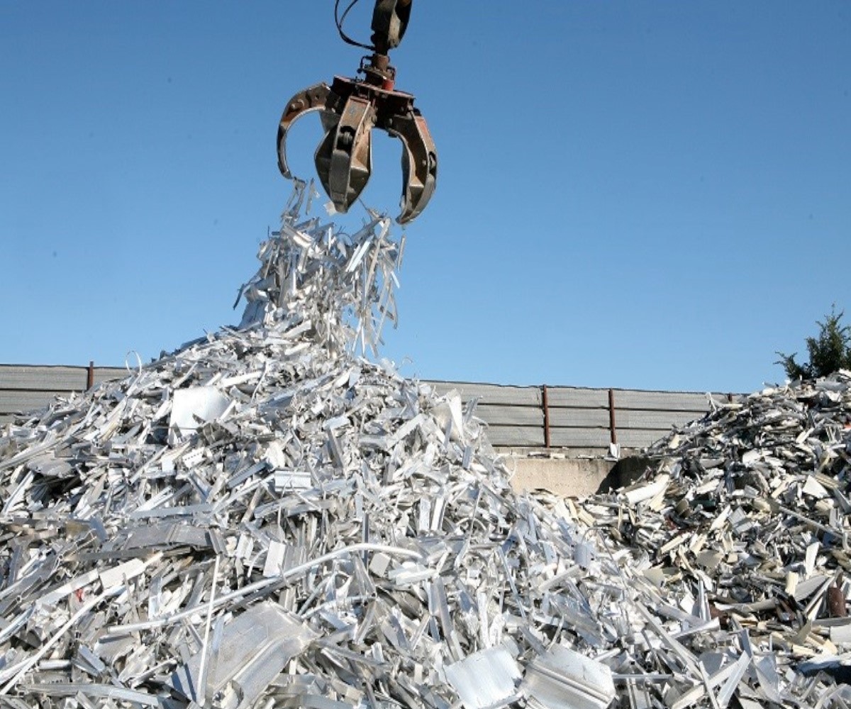 CAGR unveiled: US imports from Canada plummet by 62.11%, contrasting Mexico's 14.61% Y-o-Y surge