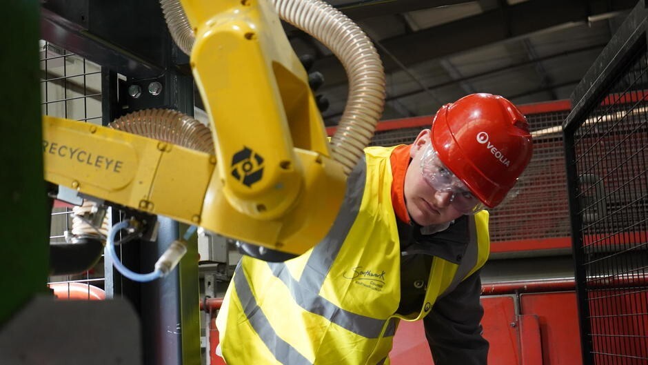 AI-driven robot in action: Veolia Southwark IWMF's solution for smarter recycling