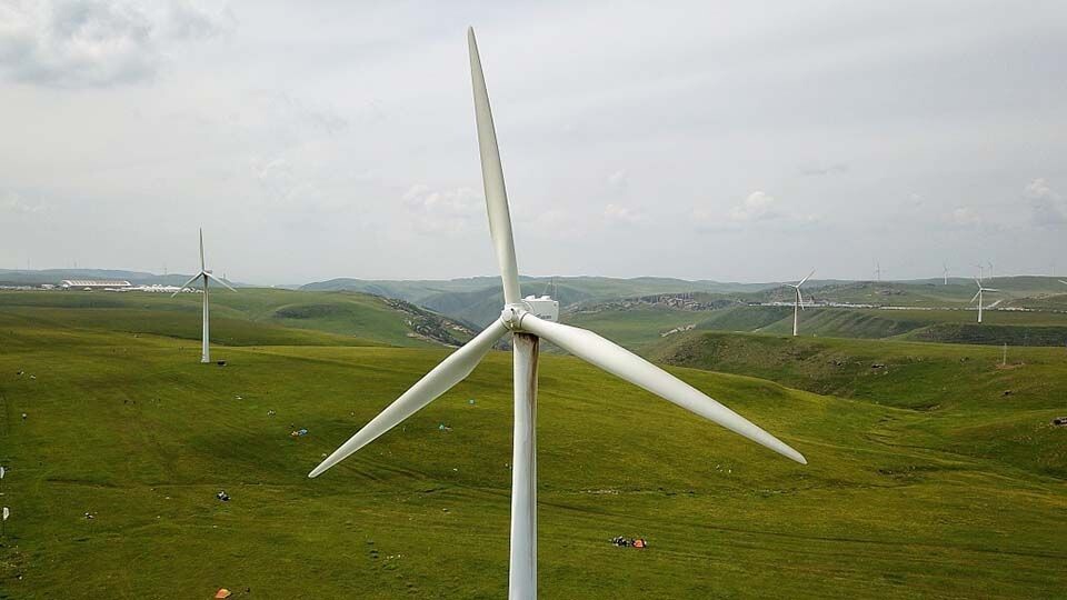 Baotou Aluminum installs the first wind turbine of renewable energy power plant project in Damaoqi, Inner Mongolia