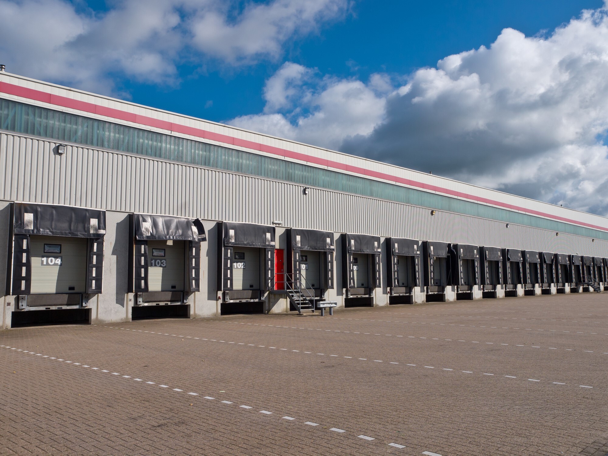 Continuous inventory buildup coupled with weak demand, resulting in sluggish growth in the spot price of ADC12