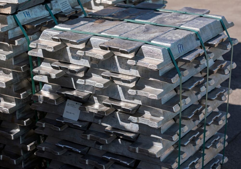 LME aluminium benchmark price sheds off $26/t; Alumina (Platts) price inches up by $1.04/t