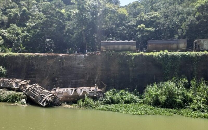 Alumina-filled train derailment at Windalco