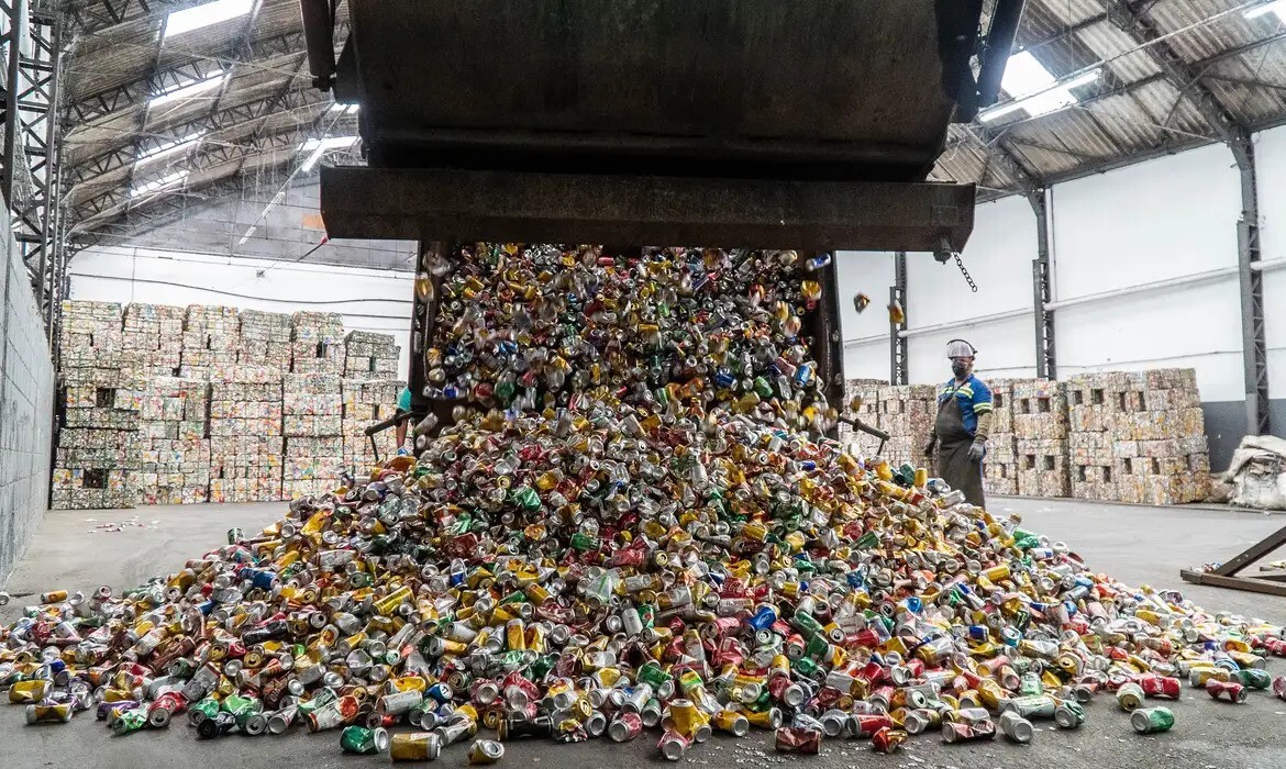 Oscilante, mas estável: taxa de reciclagem de latas de alumínio no Brasil cai 2,7%, mas permanece acima de 95% há 15 anos