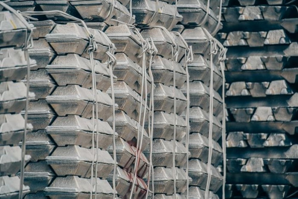 LME aluminium prices edge higher across cash & offer; Asian reference and alumina platts slip