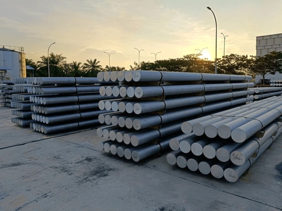 LME aluminium eases with a cash offer at $3,166.5 per tonne, but supply signals stay firm