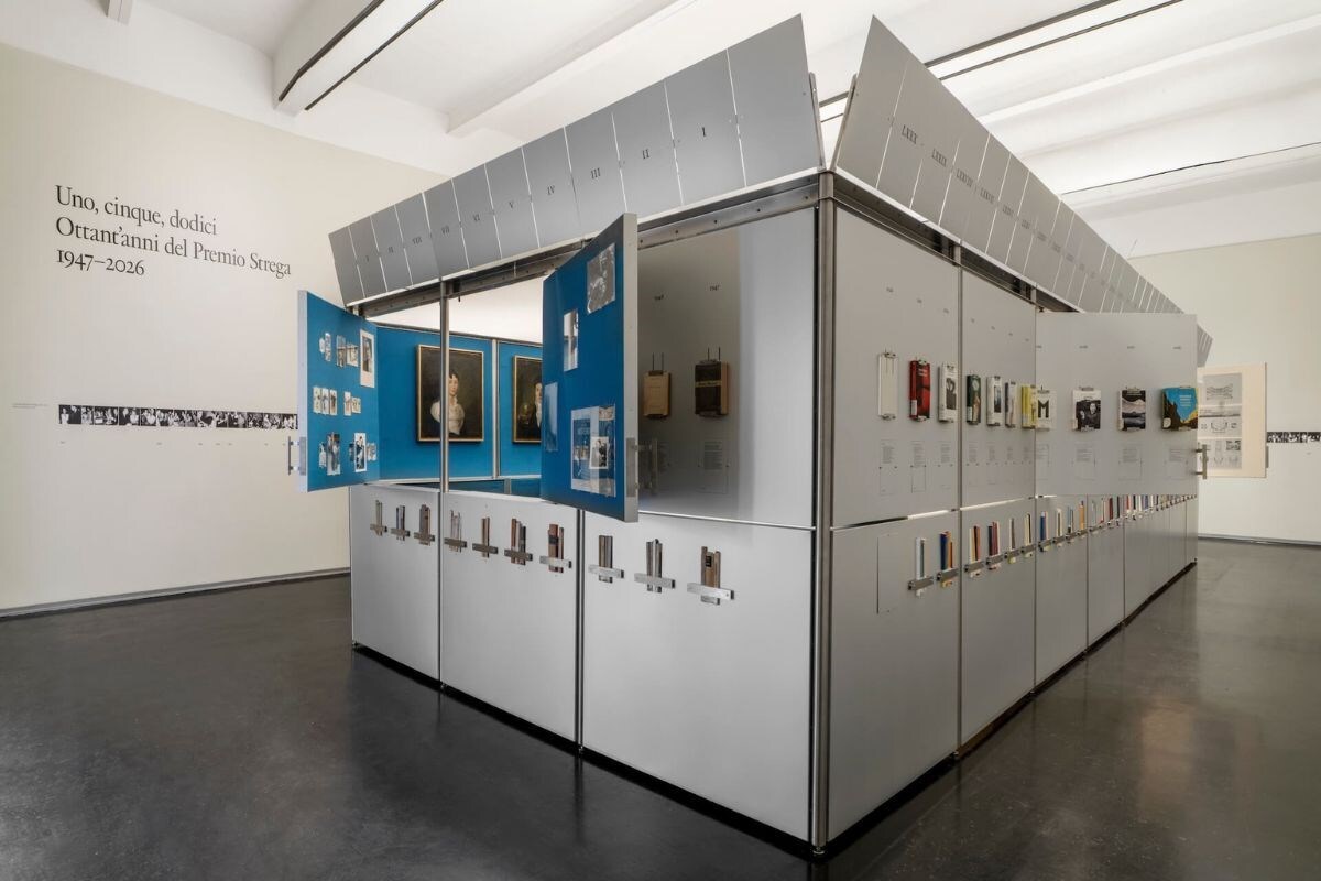 Movable exhibition displays