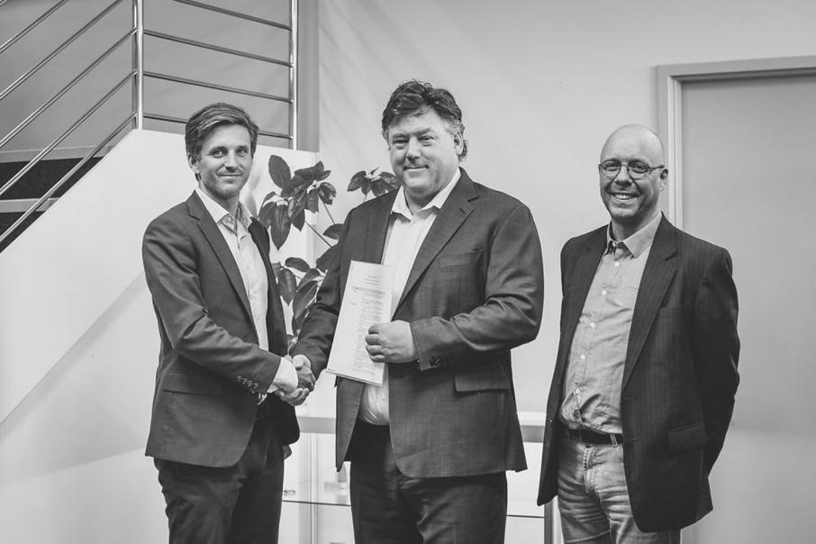 Aurora signs Mou