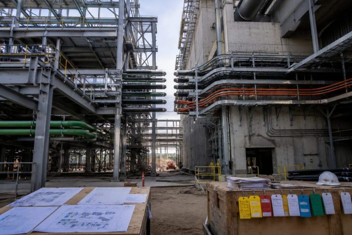 Where aluminium smelter CapEx overruns actually come from: the contractor interface, not the estimate